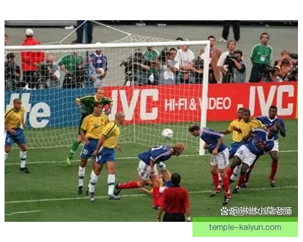 齐达内经典瞬间再度引发热议，足球界对其表现评价持续攀升。